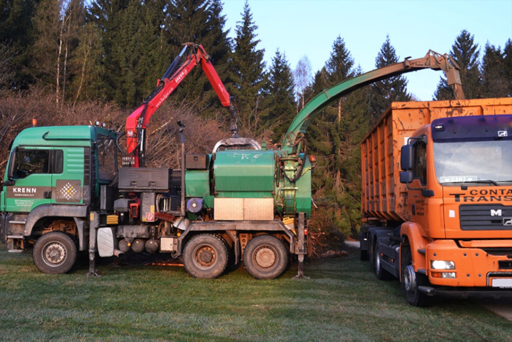 Hackmaschine-vor-Wald