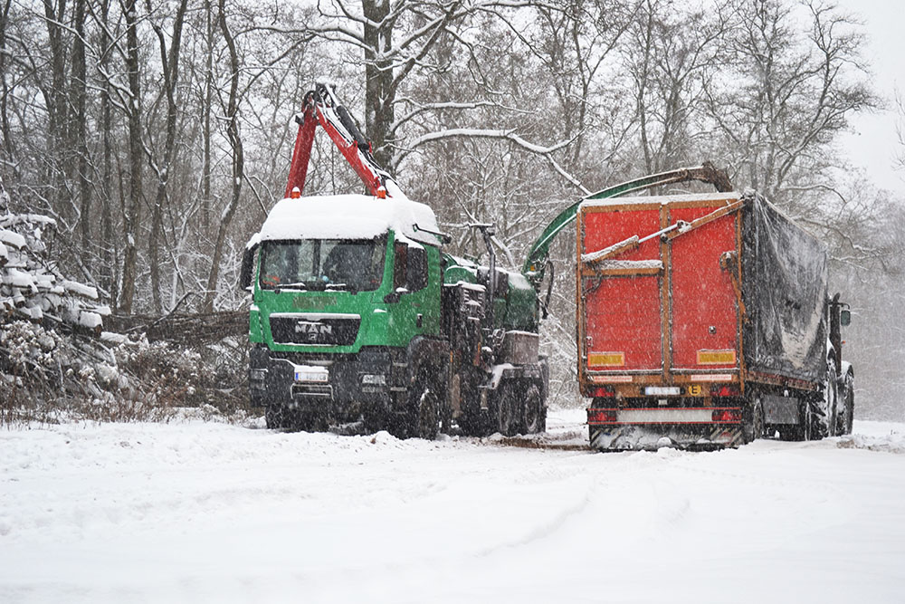 Hacker-neben-Anhaenger-Traun-Schnee