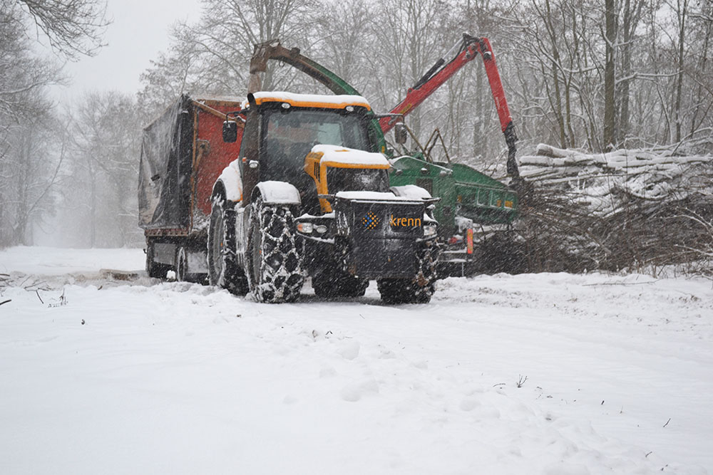 Traktor-neben-Hacker-Traun-bei-Schnee